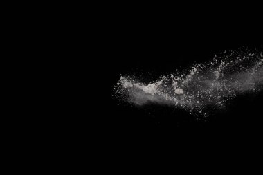 Siyah arka planda beyaz toz patlaması. Renkli bulut. Renkli toz patlar. Boya Holi.