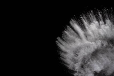 Siyah arka planda beyaz toz patlaması. Renkli bulut. Renkli toz patlar. Boya Holi.