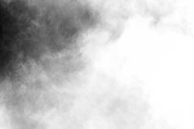 Beyaz zemin üzerinde kömür parçacıkları, beyaz zemin üzerine serpilmiş soyut toz, patlayan kara barutun dondurucu hareketi veya barut atmak.