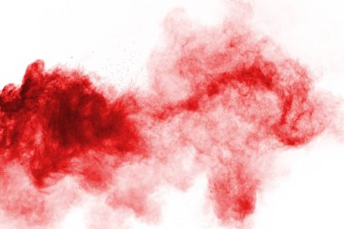 Beyaz arka planda izole edilmiş kırmızı barutun patlaması hareketsiz. Kırmızı toz bulutunun soyut tasarımı. Parçacık patlaması ekran koruyucusu, duvar kağıdı