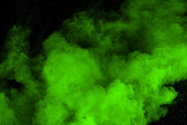 抽象的な塵爆発の動きは黒を背景に緑色に凍結した 黒の背景に粉末グリーンの動きを停止します 黒の背景に爆発性粉末緑 — ストック写真