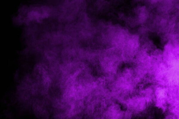 Движение абстрактного пылевого взрыва заморожено фиолетовым на черном фоне. Остановить движение пудры фиолетовый на черном фоне. Взрывной порошок фиолетовый на черном фоне.