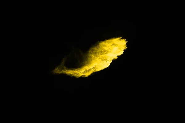 隔离在黑色背景下的黄尘爆炸冻结运动 — 图库照片