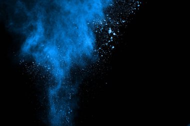 Siyah arka planda mavi barut patlaması. Renkli bulut. Renkli toz patlar. Boya Holi.