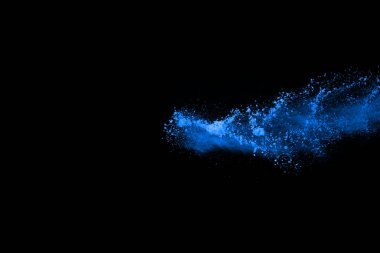 Siyah arka planda mavi barut patlaması. Renkli bulut. Renkli toz patlar. Boya Holi.