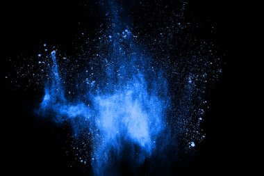 Siyah arka planda mavi barut patlaması. Renkli bulut. Renkli toz patlar. Boya Holi.