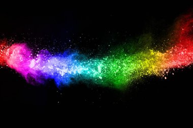 Siyah bir zemin üzerinde soyut renkli toz patlaması. Soyut toz püskürtülmüş arka plan, renk tozunun patlaması / renk tozunun dondurucu hareketi, çok renkli sim dokusu.