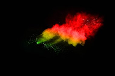 Siyah bir zemin üzerinde soyut renkli toz patlaması. Soyut toz püskürtülmüş arka plan, renk tozunun patlaması / renk tozunun dondurucu hareketi, çok renkli sim dokusu.