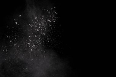 Siyah arka planda beyaz toz patlaması. Renkli bulut. Renkli toz patlar. Boya Holi.