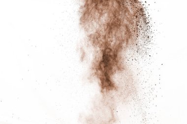 Beyaz arka planda kahverengi renkli toz patlaması. Renkli bulut. Renkli toz patlar. Boya Holi.