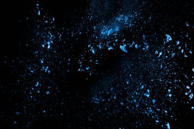 Siyah arka planda mavi barut patlaması. Renkli bulut. Renkli toz patlar. Boya Holi.