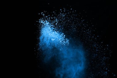 Siyah arka planda mavi barut patlaması. Renkli bulut. Renkli toz patlar. Boya Holi.