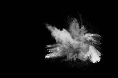 Siyah arka planda beyaz toz patlaması. Renkli bulut. Renkli toz patlar. Boya Holi.