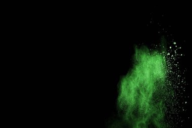 Soyut toz patlamasının hareketi siyah arka planda donmuş yeşil. Siyah zemin üzerindeki toz yeşilinin hareketini durdur. Patlayıcı tozu siyah arkaplanda yeşil.