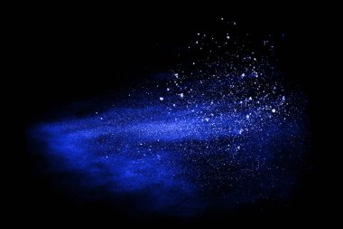 Siyah arka planda mavi barut patlaması. Renkli bulut. Renkli toz patlar. Boya Holi.