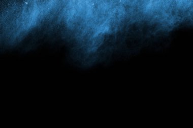 Siyah arka planda mavi barut patlaması. Renkli bulut. Renkli toz patlar. Boya Holi.