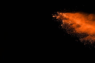 Siyah arkaplanda izole edilmiş sarı toz patlamasının dondurucu hareketi.