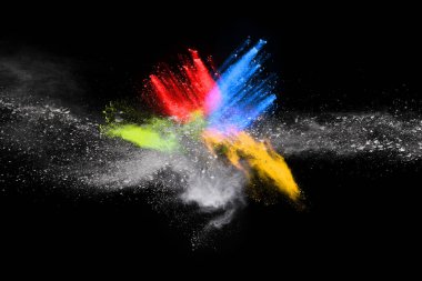 Siyah bir zemin üzerinde soyut renkli toz patlaması. Soyut toz püskürtülmüş arka plan, renk tozunun patlaması / renk tozunun dondurucu hareketi, çok renkli sim dokusu.