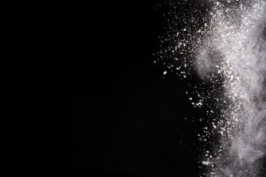 Siyah arka planda beyaz toz patlaması. Renkli bulut. Renkli toz patlar. Boya Holi.