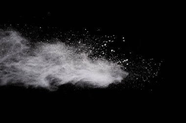 Siyah arka planda beyaz toz patlaması. Renkli bulut. Renkli toz patlar. Boya Holi.