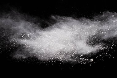 Siyah arka planda beyaz toz patlaması. Renkli bulut. Renkli toz patlar. Boya Holi.