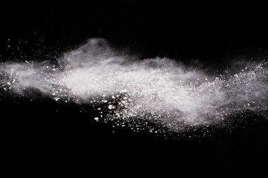 Siyah arka planda beyaz toz patlaması. Renkli bulut. Renkli toz patlar. Boya Holi.