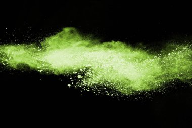 Soyut toz patlamasının hareketi siyah arka planda donmuş yeşil. Siyah zemin üzerindeki toz yeşilinin hareketini durdur. Patlayıcı tozu siyah arkaplanda yeşil.