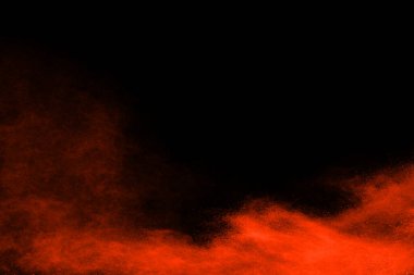 Patlayan turuncu barutun dondurucu hareketi siyah arka planda izole edilmiş. Kırmızı toz bulutunun soyut tasarımı.