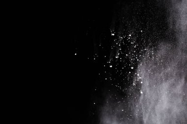 Siyah arka planda beyaz toz patlaması. Renkli bulut. Renkli toz patlar. Boya Holi.