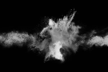 Siyah arka planda beyaz toz patlaması. Renkli bulut. Renkli toz patlar. Boya Holi.