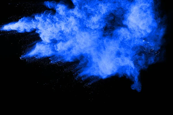 Blaues Pulver Explodiert Auf Schwarzem Hintergrund Farbige Wolke Bunter Staub — Stockfoto