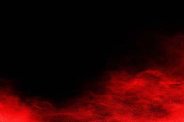 Siyah arka planda soyut kırmızı toz patlaması. Siyah arka planda soyut kırmızı toz sıçramış. Patlayan kırmızı barutun hareketsiz hareketi.