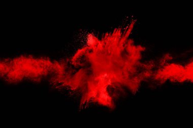 Siyah arka planda soyut kırmızı toz patlaması. Siyah arka planda soyut kırmızı toz sıçramış. Patlayan kırmızı barutun hareketsiz hareketi.