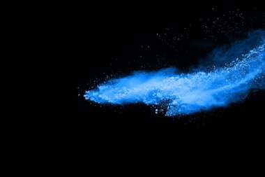 Siyah arka planda mavi barut patlaması. Renkli bulut. Renkli toz patlar. Boya Holi.