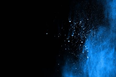 Siyah arka planda mavi barut patlaması. Renkli bulut. Renkli toz patlar. Boya Holi.