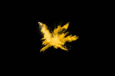 Siyah arkaplanda izole edilmiş sarı toz patlamasının dondurucu hareketi.