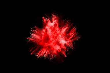 Siyah arka planda soyut kırmızı toz patlaması. Siyah arka planda soyut kırmızı toz sıçramış. Patlayan kırmızı barutun hareketsiz hareketi.