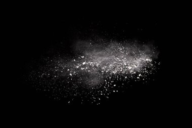 Siyah arka planda beyaz toz patlaması. Renkli bulut. Renkli toz patlar. Boya Holi.