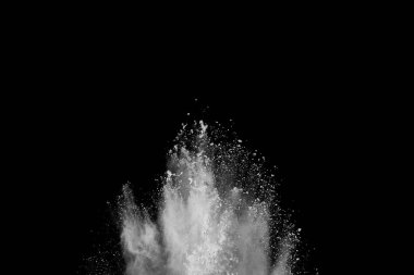 Siyah arka planda beyaz toz patlaması. Renkli bulut. Renkli toz patlar. Boya Holi.