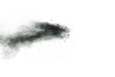 Beyaz zemin üzerinde kömür parçacıkları, beyaz zemin üzerine serpilmiş soyut toz, patlayan kara barutun dondurucu hareketi veya barut atmak.