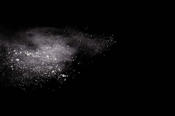 Взрыв белого пороха на черном фоне. Цветное облако. Разноцветная пыль взрывается. Холи, Пейнт.