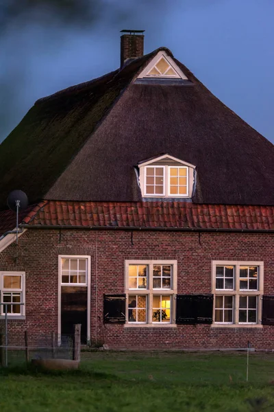 Old Dutch Farmhouse Wieczór Słońce Błękitne Niebo — Zdjęcie stockowe