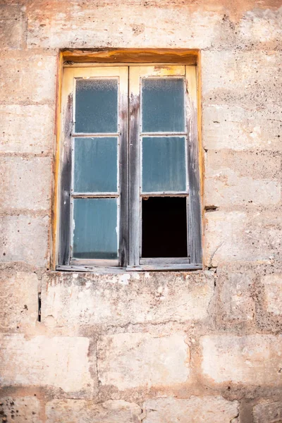 Oude Venster Met Gebroken Glas Kalksteen Muur — Stockfoto