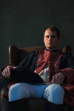 Sandalyede oturan diz şapkasını adamla tarihsel İmparatorluğu.