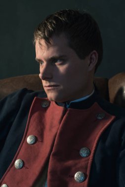 Headshot bir sandalyede tarihsel regency adam.