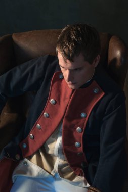 Sandalyede oturan tarihsel regency adam. Yüksek açılı görünüş.