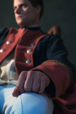 Sandalyede oturan tarihsel regency adamın elini.