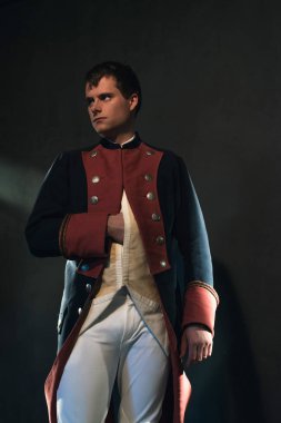 Ciddi tarihsel regency adam el ceket tutar..