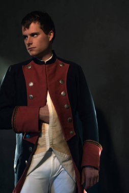 Ciddi tarihsel regency adam el ceket tutar..