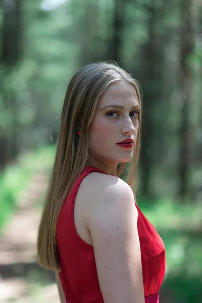 Femme Blonde Rouge Dans Forêt Regardant Par Dessus Épaule — Photo